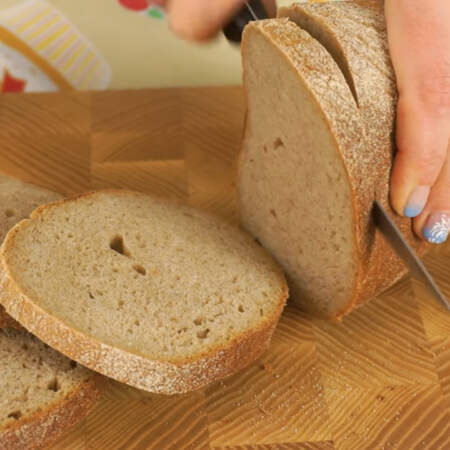 Хлеб нарезаем кубиками или брусочками. Если будете нарезать кубиками, то придерживайтесь размера в 1 см. 