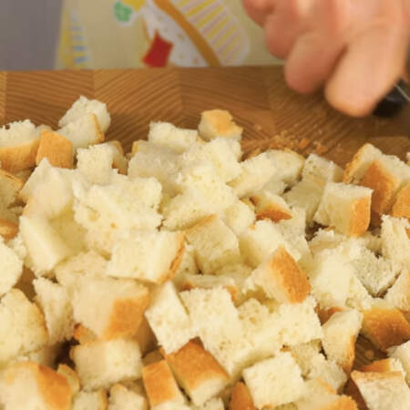 Второй вариант сухариков с горчицей. 
Батон или белый хлеб нарезаем кубиками. 