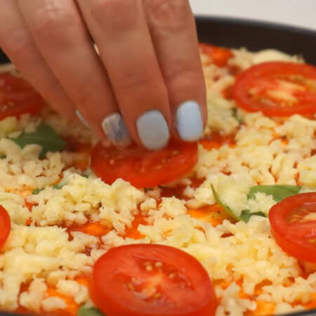 Сверху на сыр кладем нарезанные кружочки помидоров. 
Начинку для пиццы можете брать любую, главное, чтобы она была не сырой.