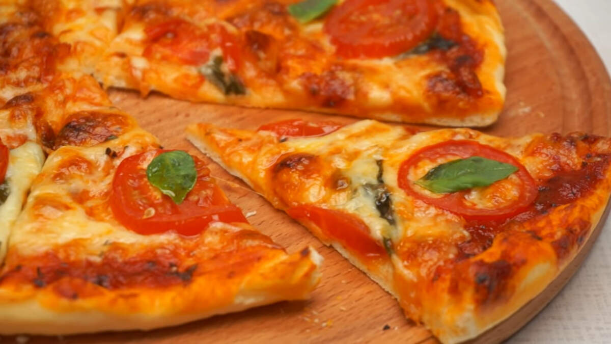 Тонкая пицца, приготовленная на тесте по этому рецепту всегда получается мягкой и очень вкусной. Обязательно приготовьте тонкую пиццу на этом тесте, и вы будете готовить его всегда.
