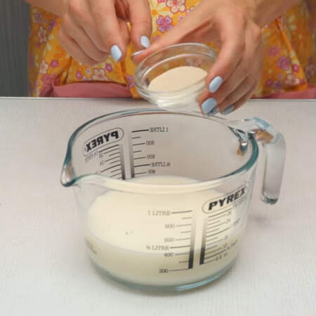  Если вы будете использовать обыкновенные сухие дрожжи или прессованные, то их тоже нужно добавить в молоко перемешать и оставить на 15 минут.