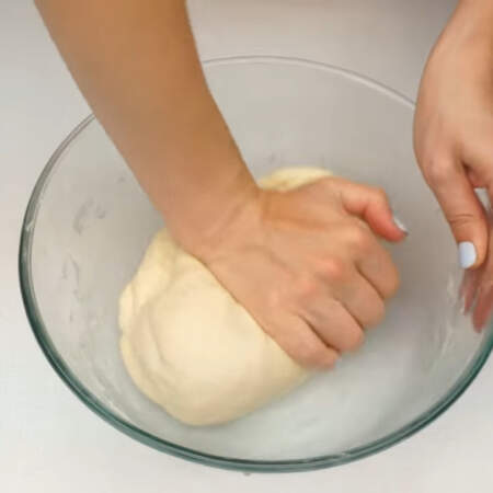 Тесто хорошо вымешиваем сначала ложкой, а затем руками примерно 5-7 минут. Тесто должно стать гладким, однородным и не липнущим к рукам.