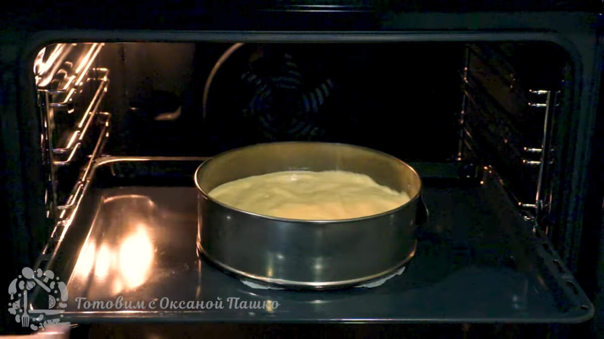 Бисквит ставим в разогретую духовку до 180 градусов и выпекаем 35-40 минут.
