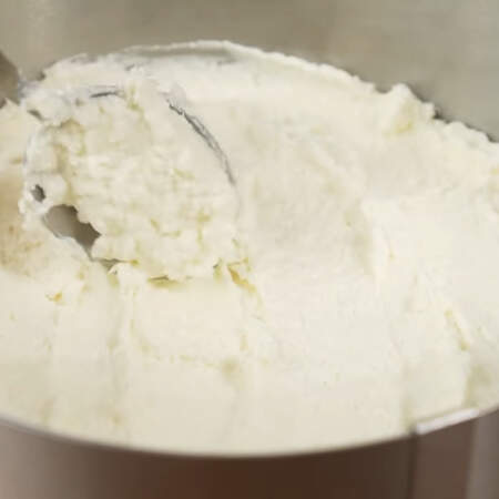 Сверху на бисквитный корж выкладываем половину приготовленного крема. Равномерно его распределяем по коржу.
