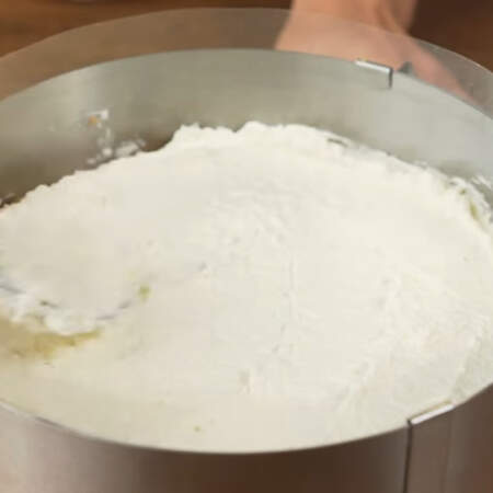 Сверху на корж выкладываем вторую часть творожно-кокосового крема. Равномерно распределяем его по коржу.