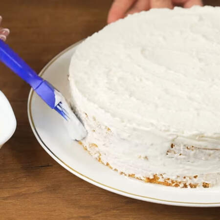 По бокам торт смазываем сметаной. Понадобится примерно 2 ст.л. сметаны.
