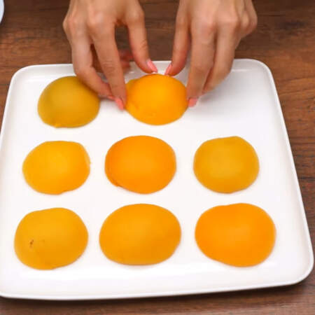 Выкладываем их на блюдо. Если хорошо не обсушить абрикосы, то шоколад не будет на них держатся и стечет.