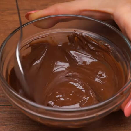 Шоколад растапливаем в микроволновке импульсами по 15 секунд, каждый раз перемешивая. 