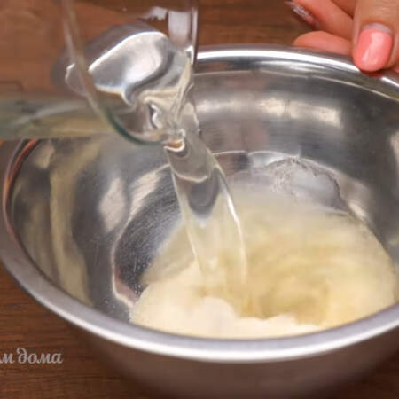 В отдельную миску насыпаем 1 ст.л. с небольшой горкой желатина и заливаем его 100 мл абрикосового сиропа. 