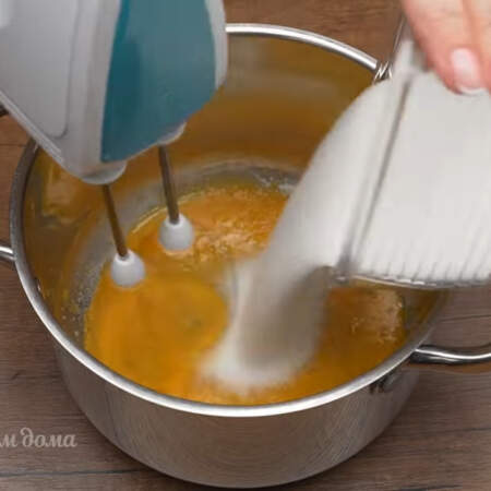 Пока закипает молоко готовим остальную часть крема.
В миску выливаем 4 желтка и начинаем взбивать миксером. Постепенно к желткам добавляем 8 ст. л. сахара с небольшой горкой и 20 г ванильного сахара.