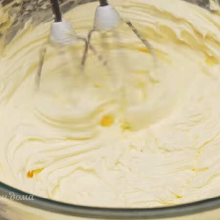  Масло взбиваем миксером около 2-х минут до побеления и увеличения его в объеме.