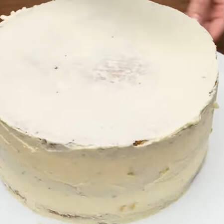 Кремом, который остался выравниваем торт по бокам и сверху.