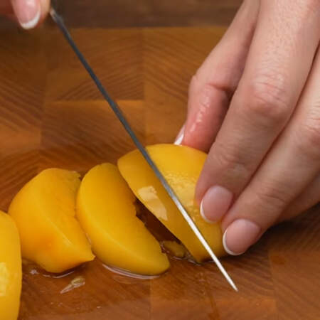 Половинки персиков нарезаем крупными дольками.