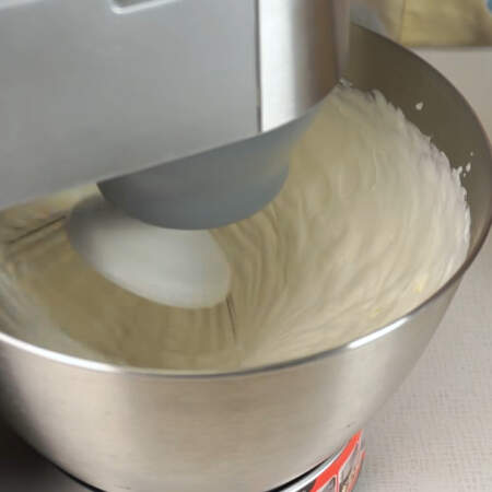 Творожно сливочный крем еще немного взбиваем миксером или можно перемешать силиконовой лопаткой вручную. 