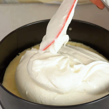 Торт складываем сразу после приготовления крема. На пропитанный бисквит выливаем половину творожного крема. 