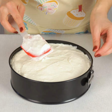 Кремом заполняем не всю форму по высоте. Должно остаться еще 1,5-2 см для того, чтобы у нас получилось еще выложить яблоки и украсить торт. 
Торт убираем в холодильник на 1-2 ч, чтобы застыл крем.