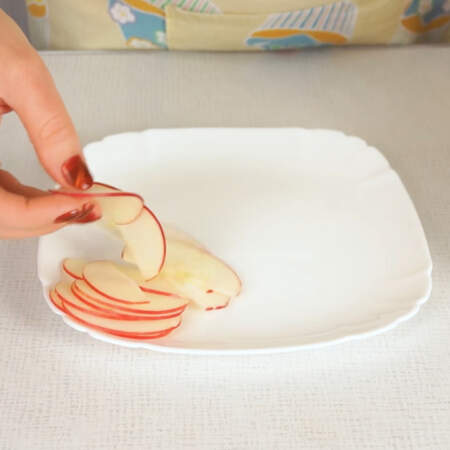 Вот такое тонкие пластинки яблок должны получиться. 
Также яблоки можно нарезать тонко ножом. 