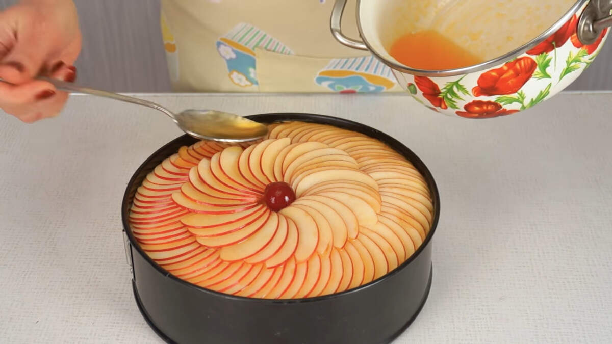 Остывшее желе аккуратно выливаем ложкой на яблоки в два подхода. Первым слоем желе стараемся покрыть тонкой пленкой все яблоки. Ставим торт в холодильник до застывания первого слоя желе. 