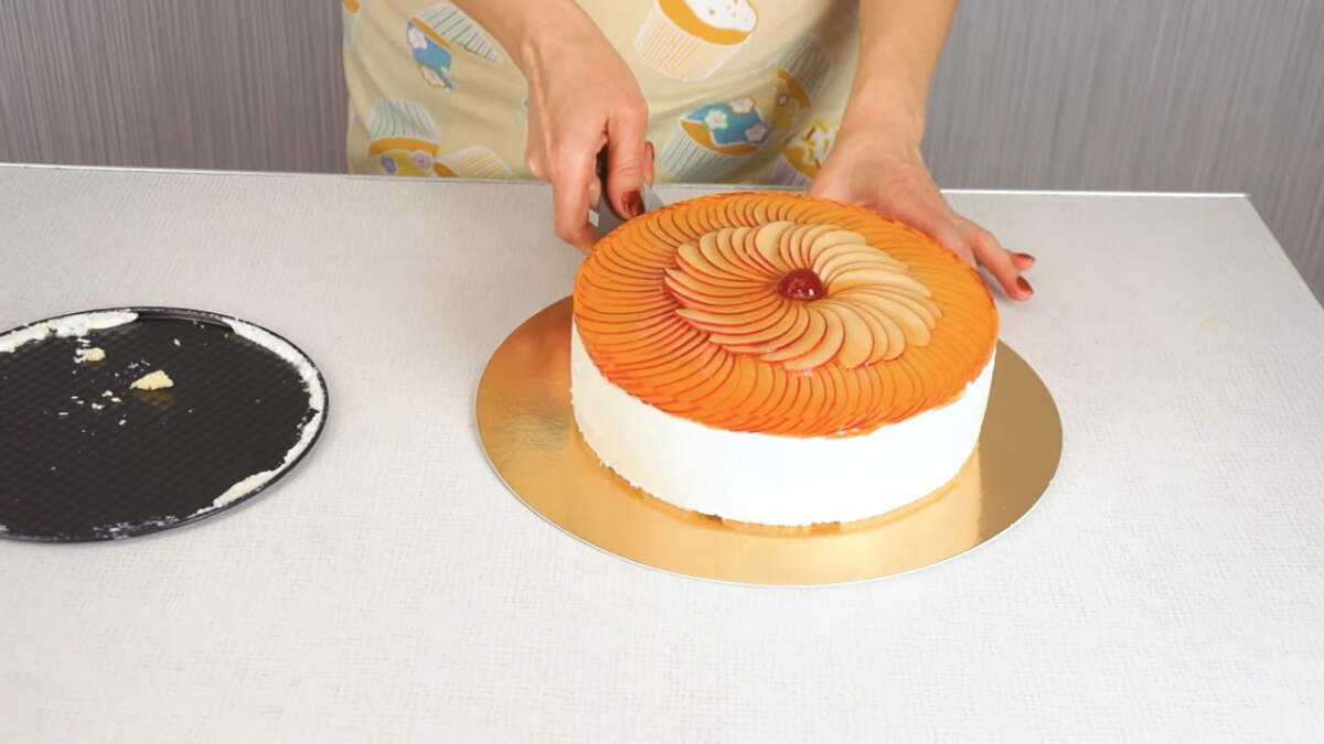 Торт переставляем на тарелку или подставку для торта. Торт готов.