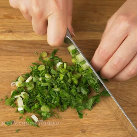 Измельчаем ножом небольшой пучок зеленого лука и петрушки. Можно использовать любую зелень.
