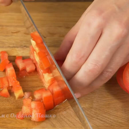 Берем половинку помидора среднего размера и нарезаем его на пластинки. Получившиеся пластинки помидора режем кубиками.
