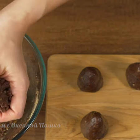 Шоколадная масса остыла. Берем кусочек приготовленной шоколадной массы и скатываем из нее конусообразную фигуру. 