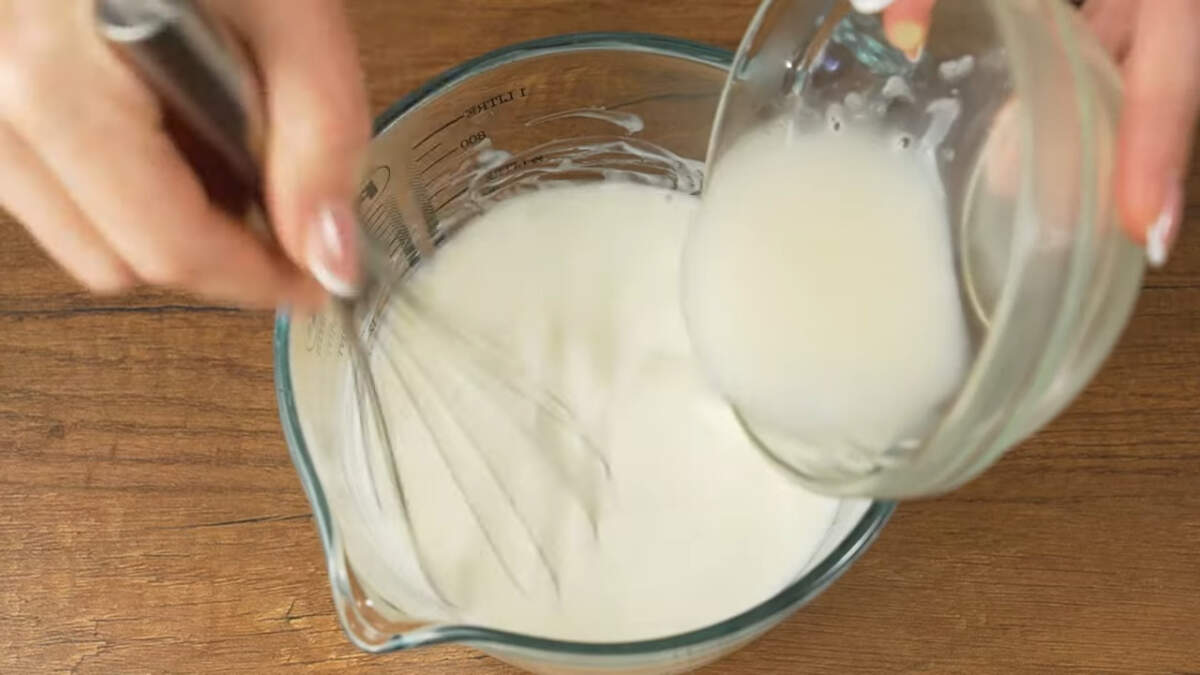 Получившуюся желатиновую массу постепенно наливаем в остальной йогурт постоянно перемешивая. 