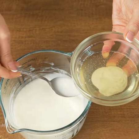 В разогретый желатин наливаем 2 ст. л. йогурта и перемешиваем. И еще раз наливаем 2 ст. л. йогурта и перемешиваем. 