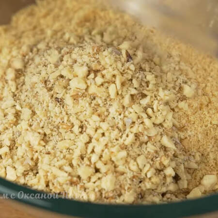 Измельченные орехи добавляем в миску с песочной крошкой.