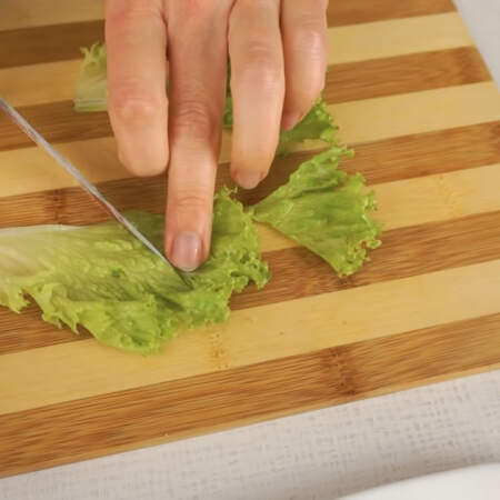 Лист салата ножом разрезаем на 8 небольших частей.