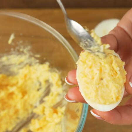 Приготовленной начинкой заполняем все половинки яичных белков. начинку выкладываем с небольшой горкой и аккуратно выравниваем верхнюю часть. По желанию, можете приготовить начинку, на свой вкус. 