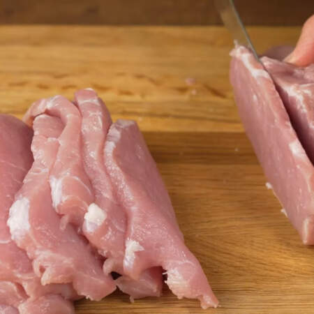 Берем 1 кг свиного мяса, которое подходит для отбивных. Я использую карбонад. Мясо нарезаем пластинками толщиной примерно 8-10 мм. 