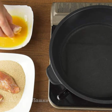 Сковороду ставим на огонь и наливаем растительное масло. Слой масла должен получиться 0,5 см или немного больше.
Подготовленные мясные рулетики сначала обмакиваем во взбитом яйце. Затем обваливаем в панировочных сухарях. 