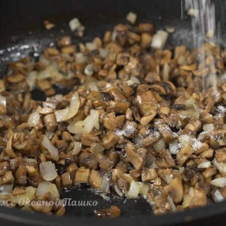 Жарим грибы с луком до золотистости лука.