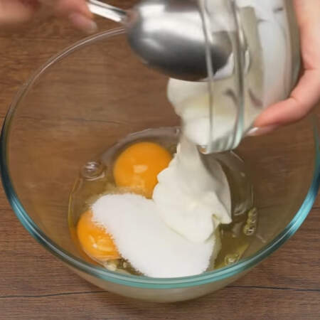 Готовим заливку для пирога.
В миску разбиваем 2 яйца, насыпаем 1 ст.л. сахара и наливаем 100 мл сметаны. 