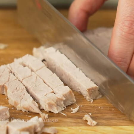 Отварное мясо нарезаем на пластинки, а затем пластинки режем небольшими кубиками.
