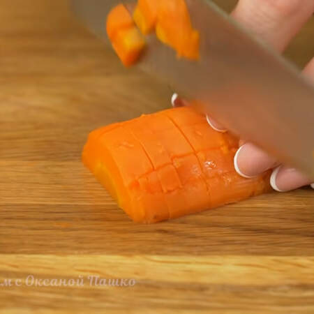 Вареную морковь тоже нарезаем на пластинки, а затем кубиками.