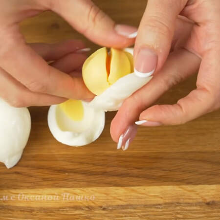 Два вареных яйца разделяем на желток и белок. Желтки нам не понадобятся