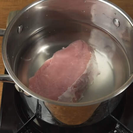 Сначала приготовим бульон.
В кастрюлю кладем 400 г мяса. Заливаем водой. Я использую свинину, но также можно взять и другое мясо, например курицу или говядину. 
