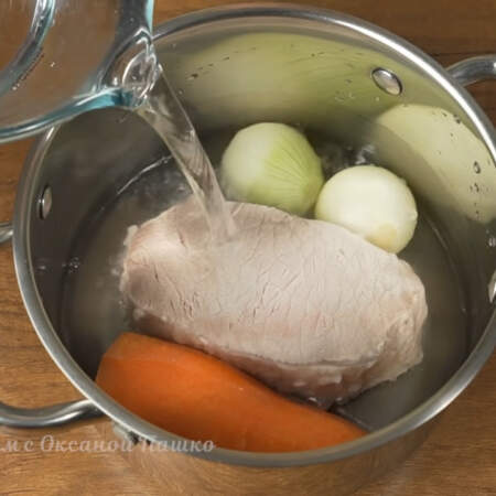 Опять кладем в кастрюлю мясо, 2 луковицы и 1 большую или 2 средние морковки. Наливаем примерно 1 л воды. 