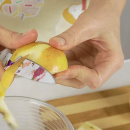 Яблоки разрезаем на четыре части, удаляем сердцевинку и чистим от кожуры. 