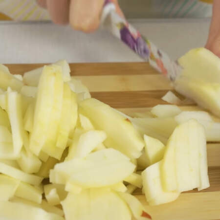 Яблоки нарезаем соломкой. Нарезанные яблоки перекладываем в отдельную миску. 