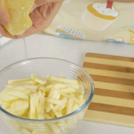 Лимон разрезаем пополам и выдавливаем сок из одной половины на нарезанные яблоки. Все хорошо перемешиваем. 