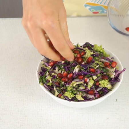 Выкладываем его в миску, в которой будем подавать на стол. Сверху салат украшаем оставшимися зернами граната. 