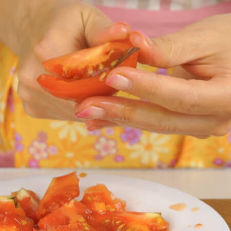 Четыре помидора разрезаем на четвертинки и вырезаем мягкую часть. Если этого не сделать, то салат будет течь.