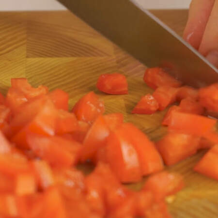 Очищенные помидоры нарезаем небольшими кубиками.