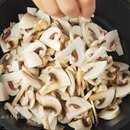 На хорошо разогретую сковороду выкладываем нарезанные грибы. Жарим их на большом огне до испарения всей жидкости. 