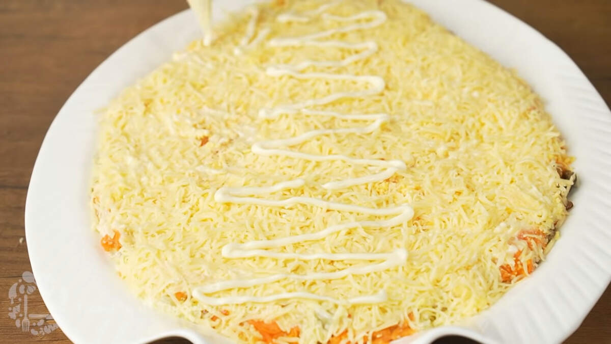 На сырный слой майонез наносим только в средней части салата.
