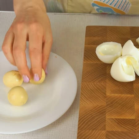 Три вареных яйца разделяем на желток и белок.
