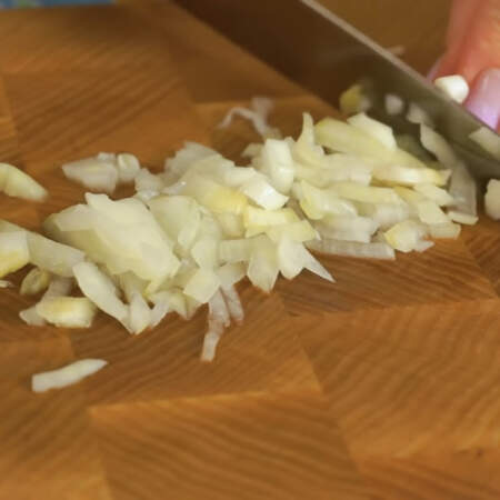 Мелко нарезаем один маринованный лук и выкладываем его на селёдку.
